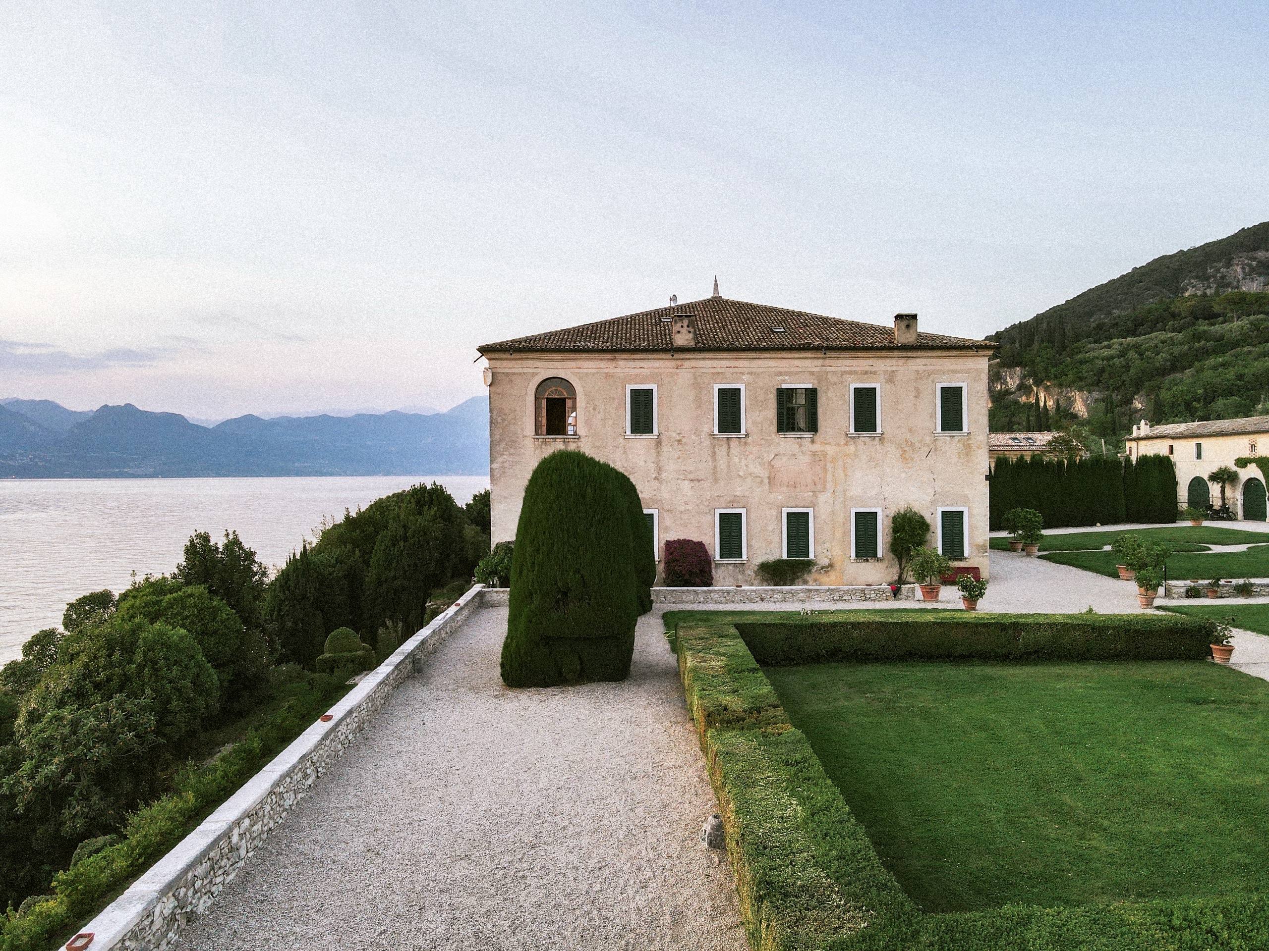 Veduta della Villa San Vigilio con il Lago di Garda