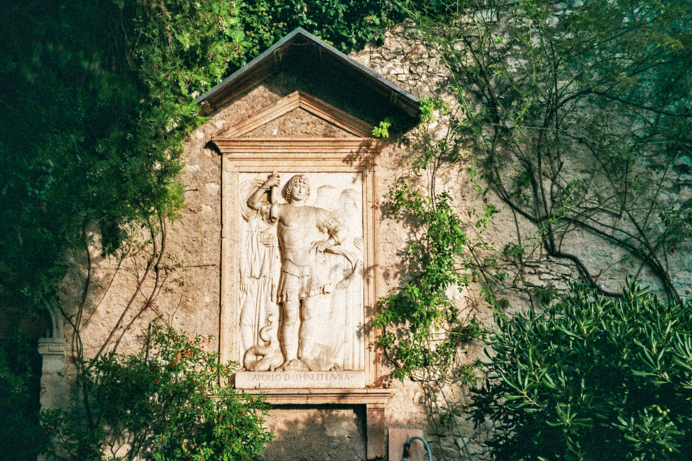 Rilievo marmoreo dell’Apollo nei giardini di Villa San Vigilio