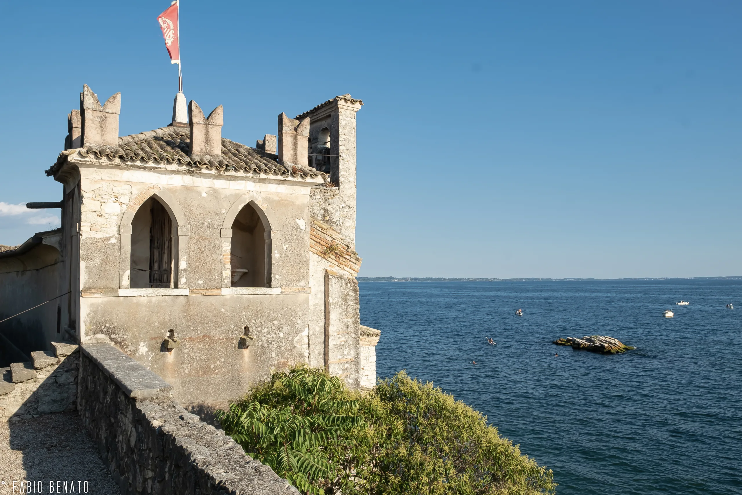 Loggia in pietra affacciata sul Lago di Garda a Punta San Vigilio