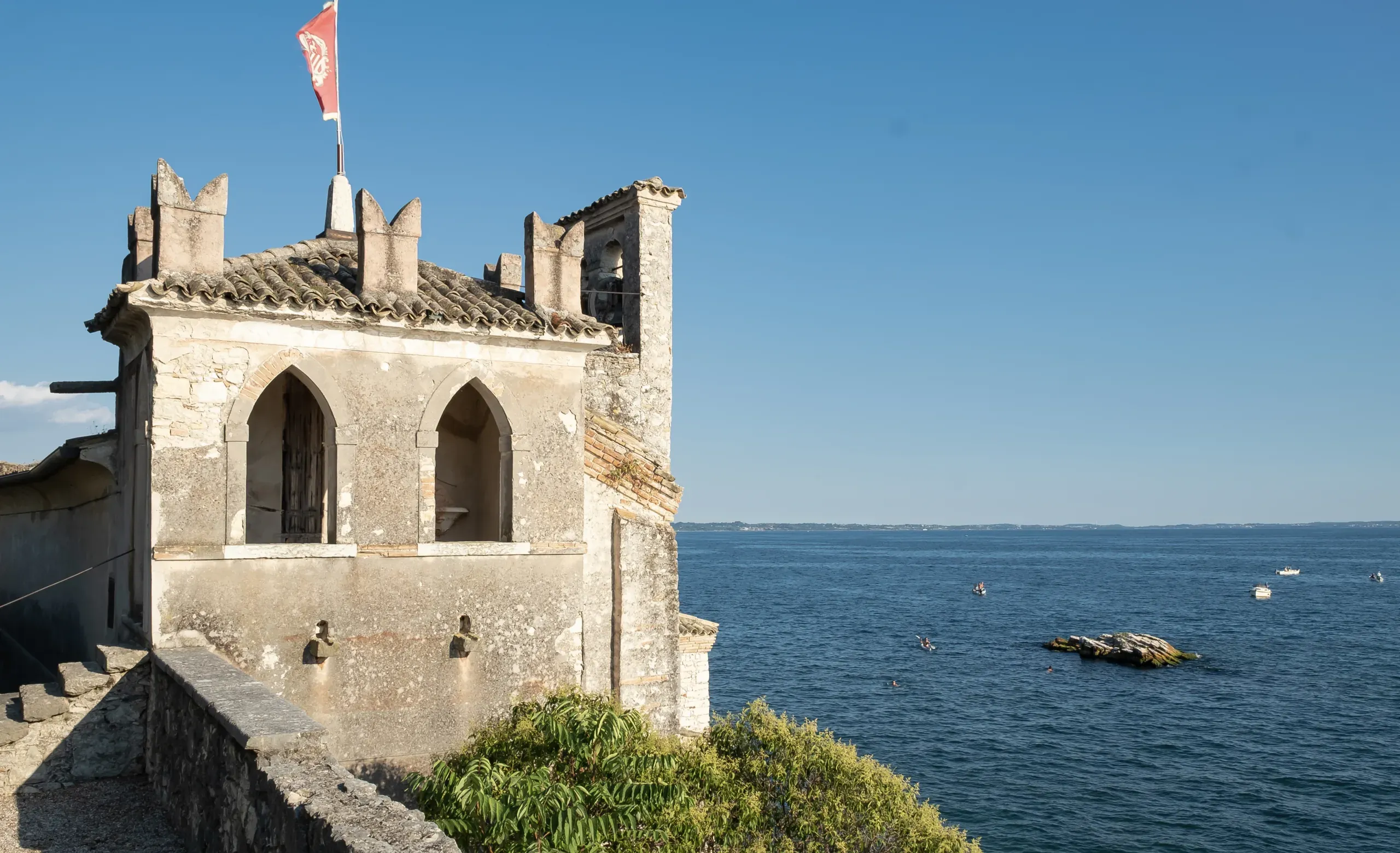 Loggia in pietra affacciata sul Lago di Garda a Punta San Vigilio