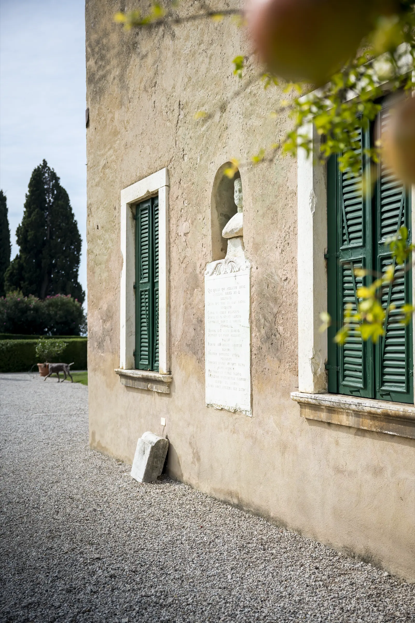 Il busto marmoreo di Agostino Brenzone sulla facciata della villa, accanto alla lapide con le dodici norme per gli ospiti